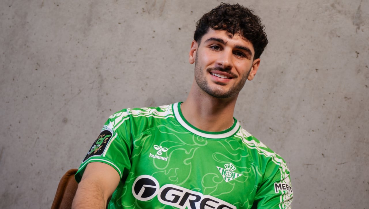 El Betis presenta una nueva camiseta para esta 24/25