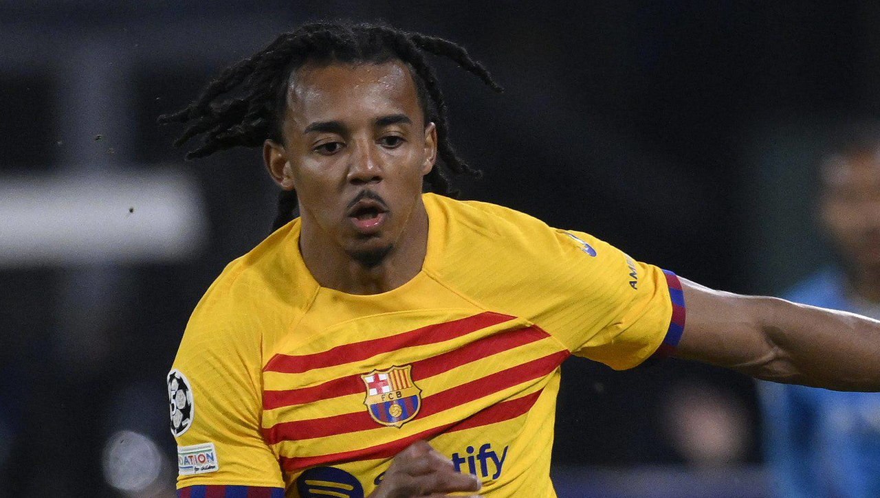 Jules Koundé se posiciona en lo de Frenkie de Jong en Champions League