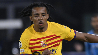 Jules Koundé se posiciona en lo de Frenkie de Jong en Champions League