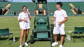 Carlos Alcaraz da un paso más con Raducanu en Wimbledon