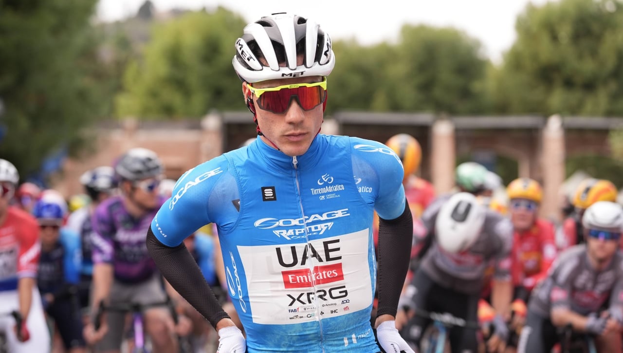 Juan Ayuso se planta ante Enric Mas