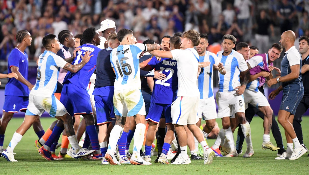 Badé es protagonista de la tangana monumental entre Francia y Argentina