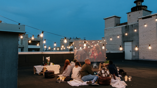 Disfruta la experiencia de tener un cine en casa... y al aire libre