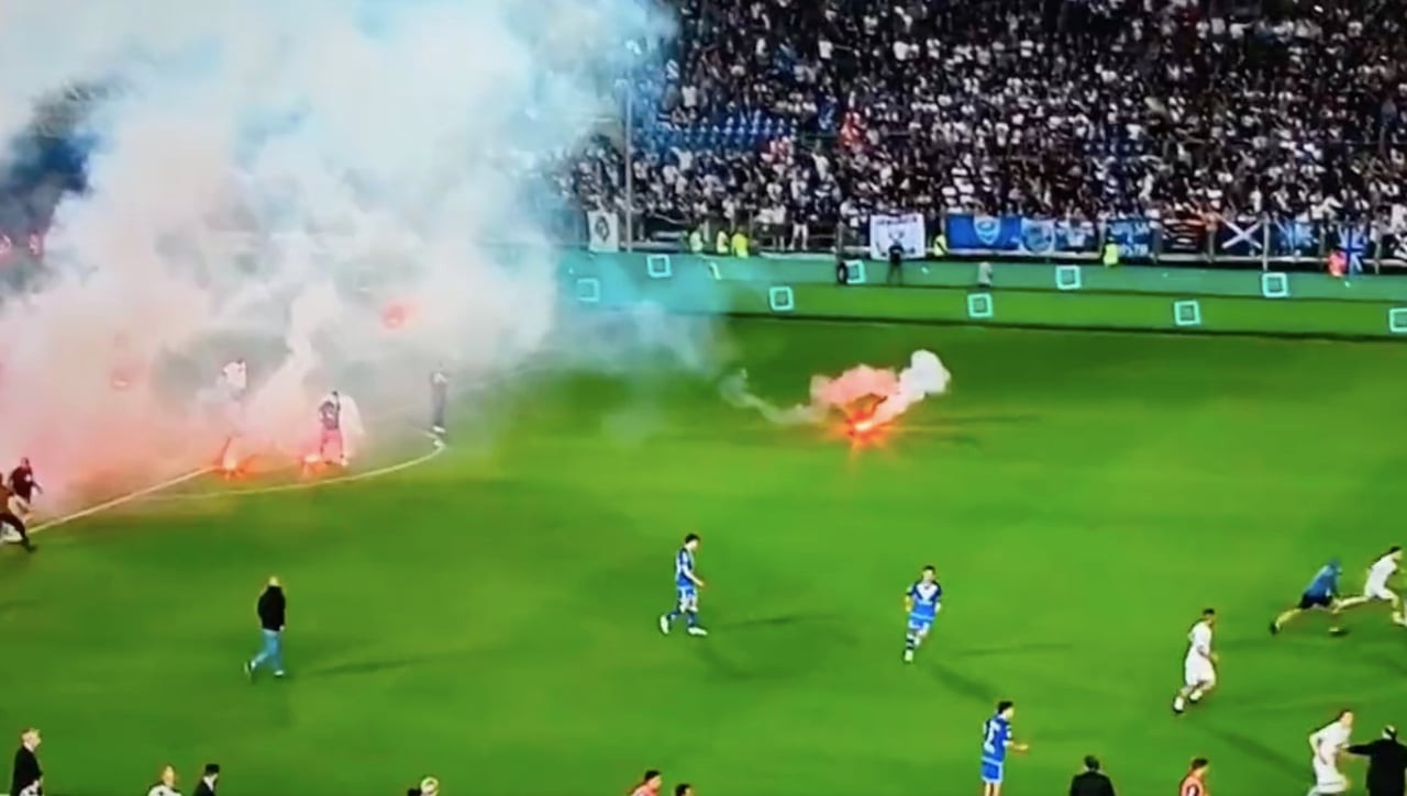 Vergüenza en Italia: invasión y ataque a los jugadores en el Brescia - Cosenza