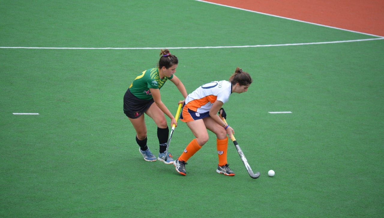 Practica hockey hierba en el CDU Los Bermejales
