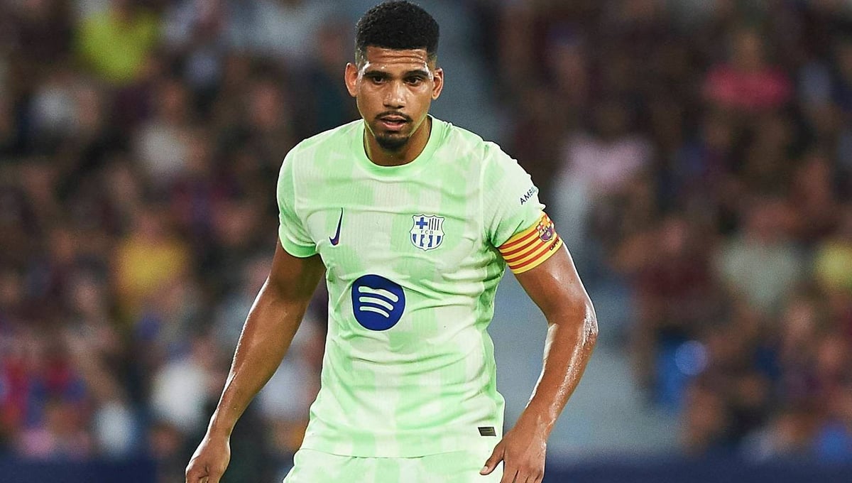 Desplazan a Araujo del Barcelona