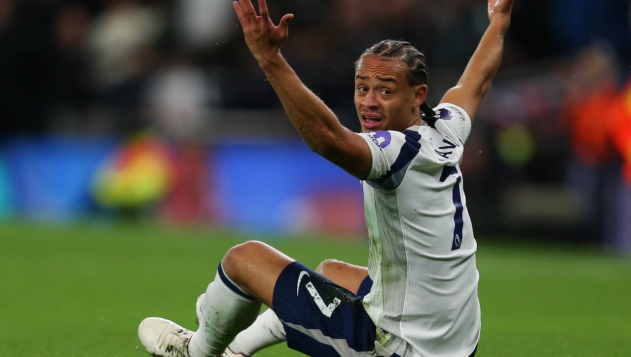 Xavi Simons vive su momento más difícil en el Tottenham tras la derrota ante el Chelsea