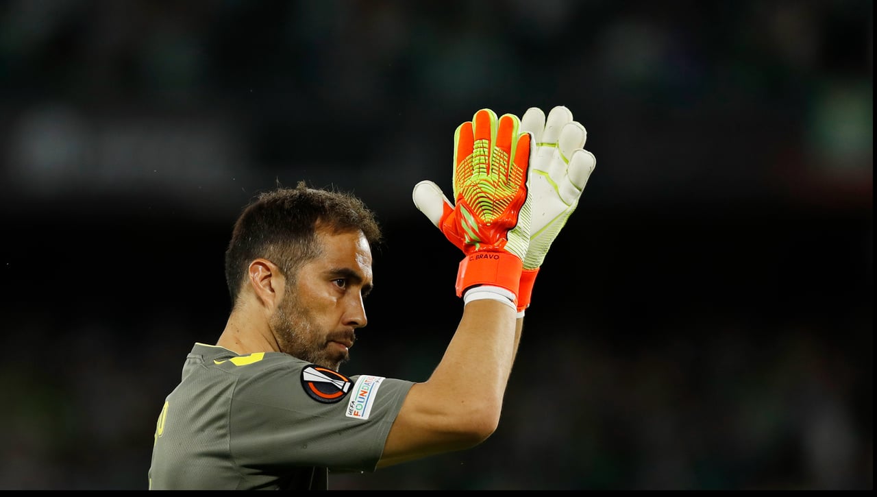 Claudio Bravo tiene algo que comunicar a la afición del Betis