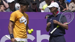 Carlos Alcaraz ya la ha liado en Queen's