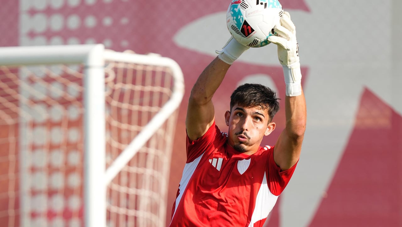 El Sevilla confirma su decisión a Alberto Flores tras atar a Vlachodimos