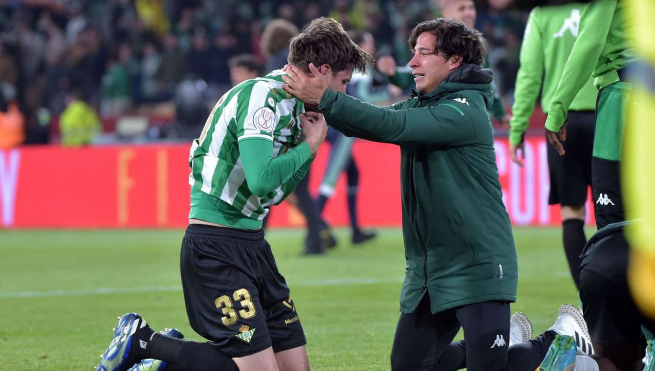 Diego Lainez deja una emotiva huella en el vestuario del Betis