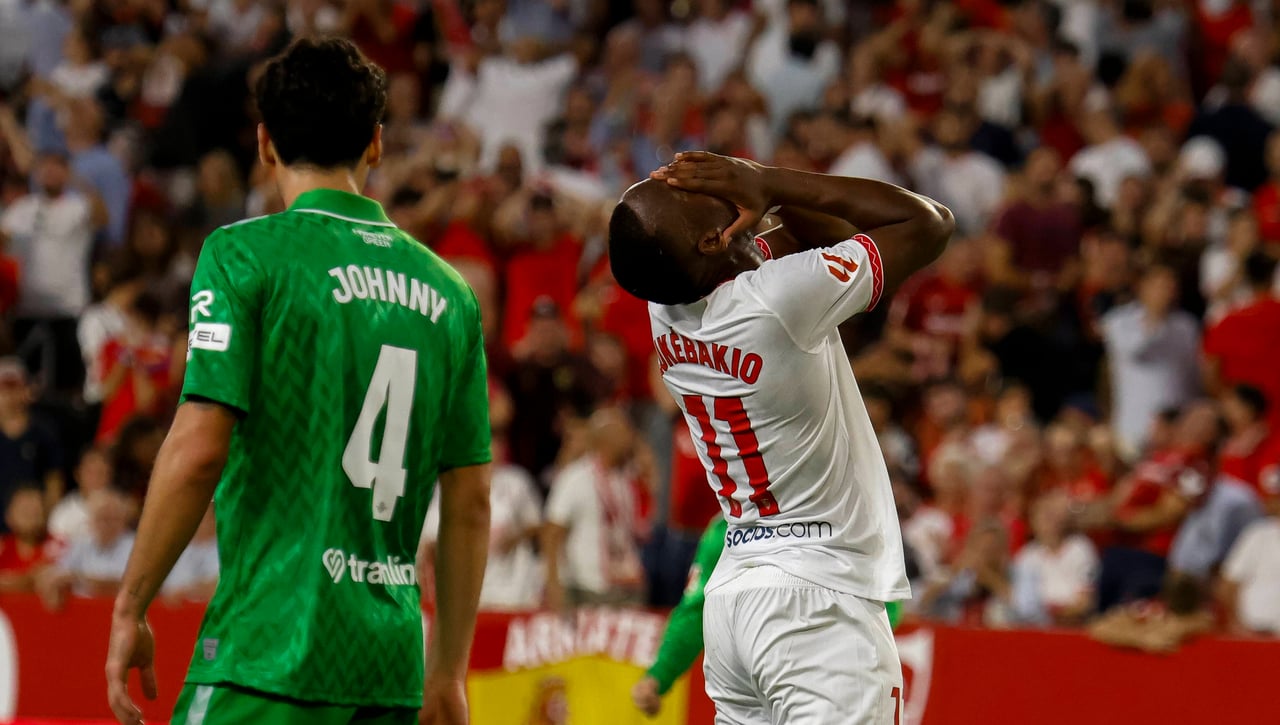 El Sevilla pierde con uno menos ante el Betis