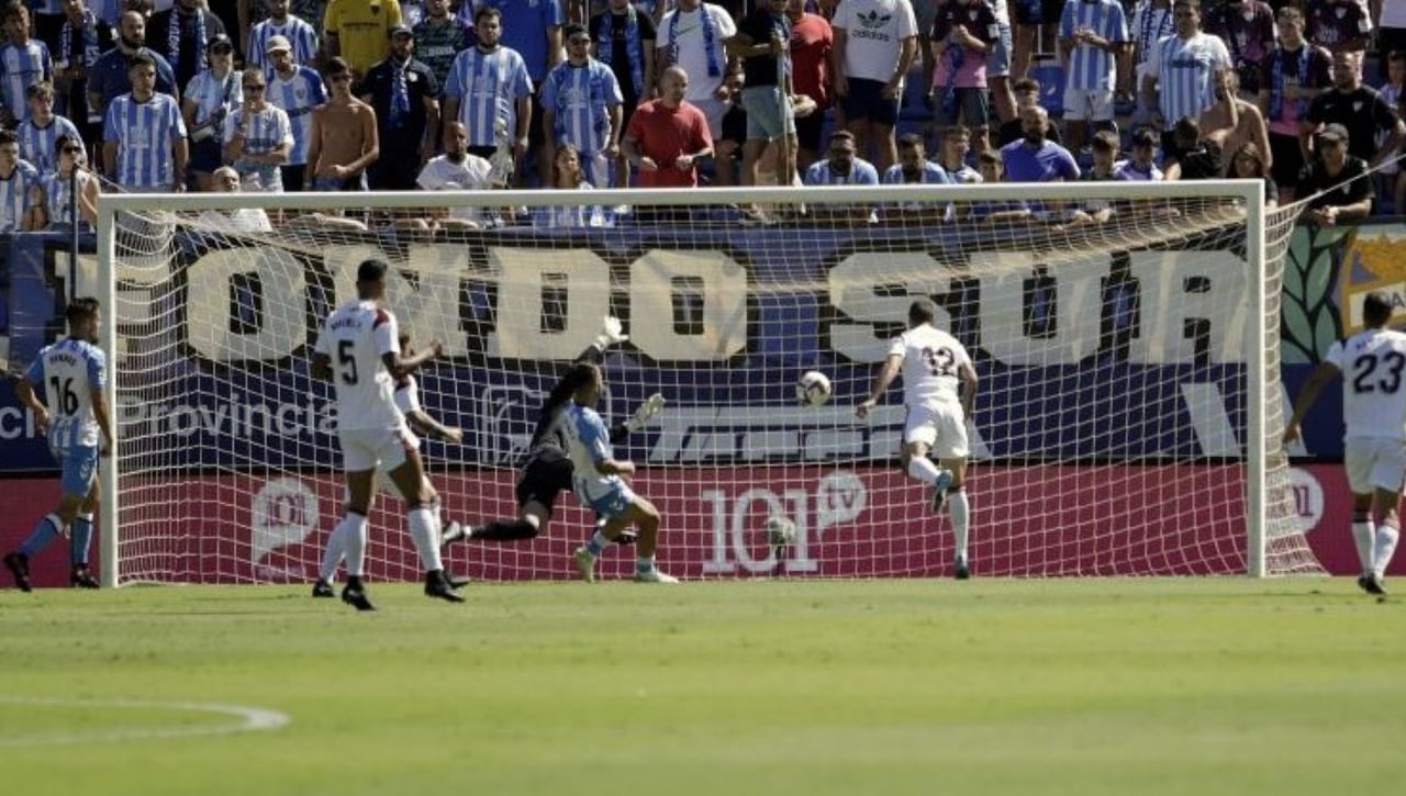 Málaga CF 1-2 Albacete Balompié: Condenado por sus errores y atragantado con el queso