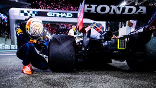 Red Bull echa leña al fuego entre Verstappen y Checo Pérez