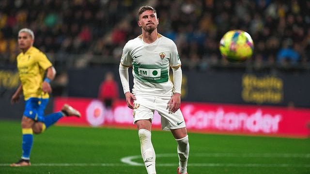 Elche - Barcelona: José Ángel Carmona se retira lesionado