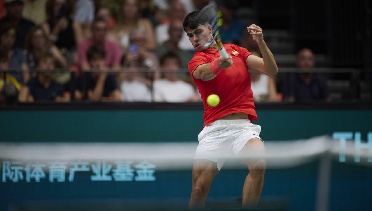 Carlos Alcaraz se recupera de un duro golpe