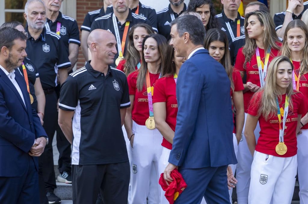 Las reacciones políticas a la dimisión de Rubiales y el nuevo quebradero de cabeza para la RFEF