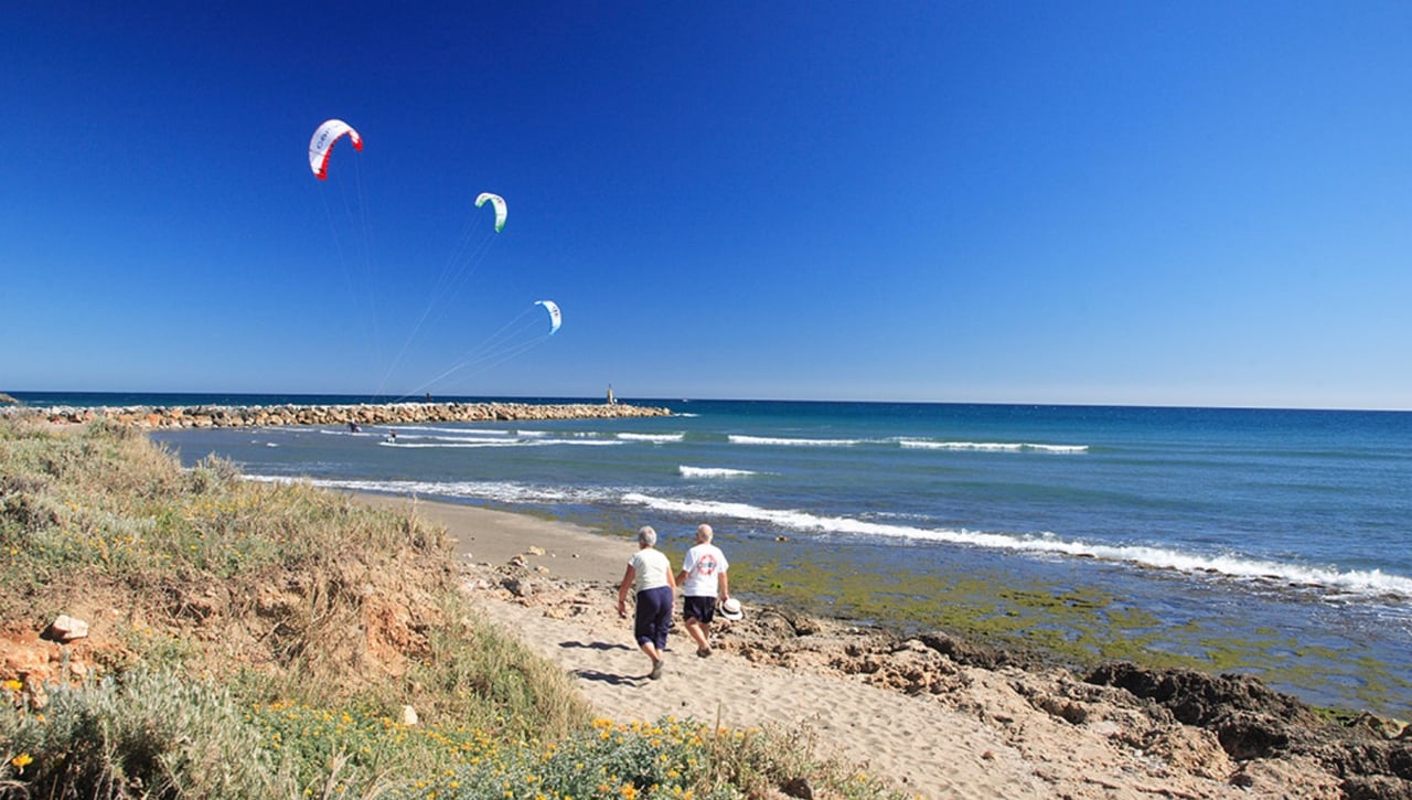 El pueblo de Málaga que se 'transforma' en un camping gigante en verano y cuyas plazas vuelan