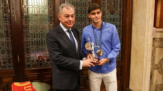 Las lágrimas de Juanlu tras ser reconocido por la ciudad de Sevilla