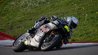 Álvaro Bautista vuelve a sufrir al tirano de Superbikes