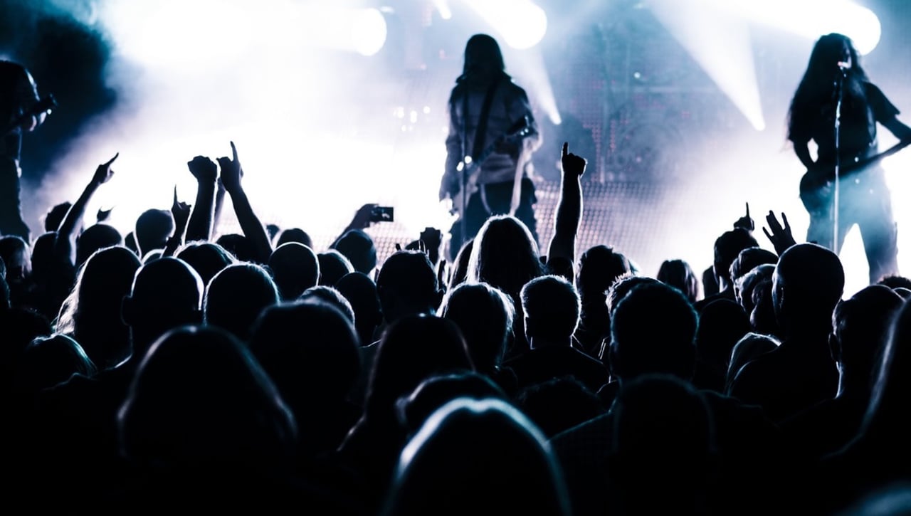 Un cantante de rock salta desde el escenario al público y le rompe el cuello a una chica