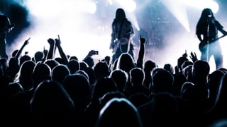 Un cantante de rock salta desde el escenario al público y le rompe el cuello a una chica