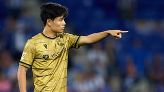 Kubo señala al vestuario de la Real Sociedad