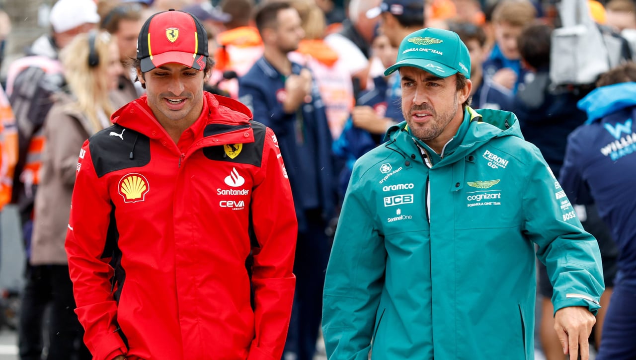 Carlos Sainz se acerca a Fernando Alonso