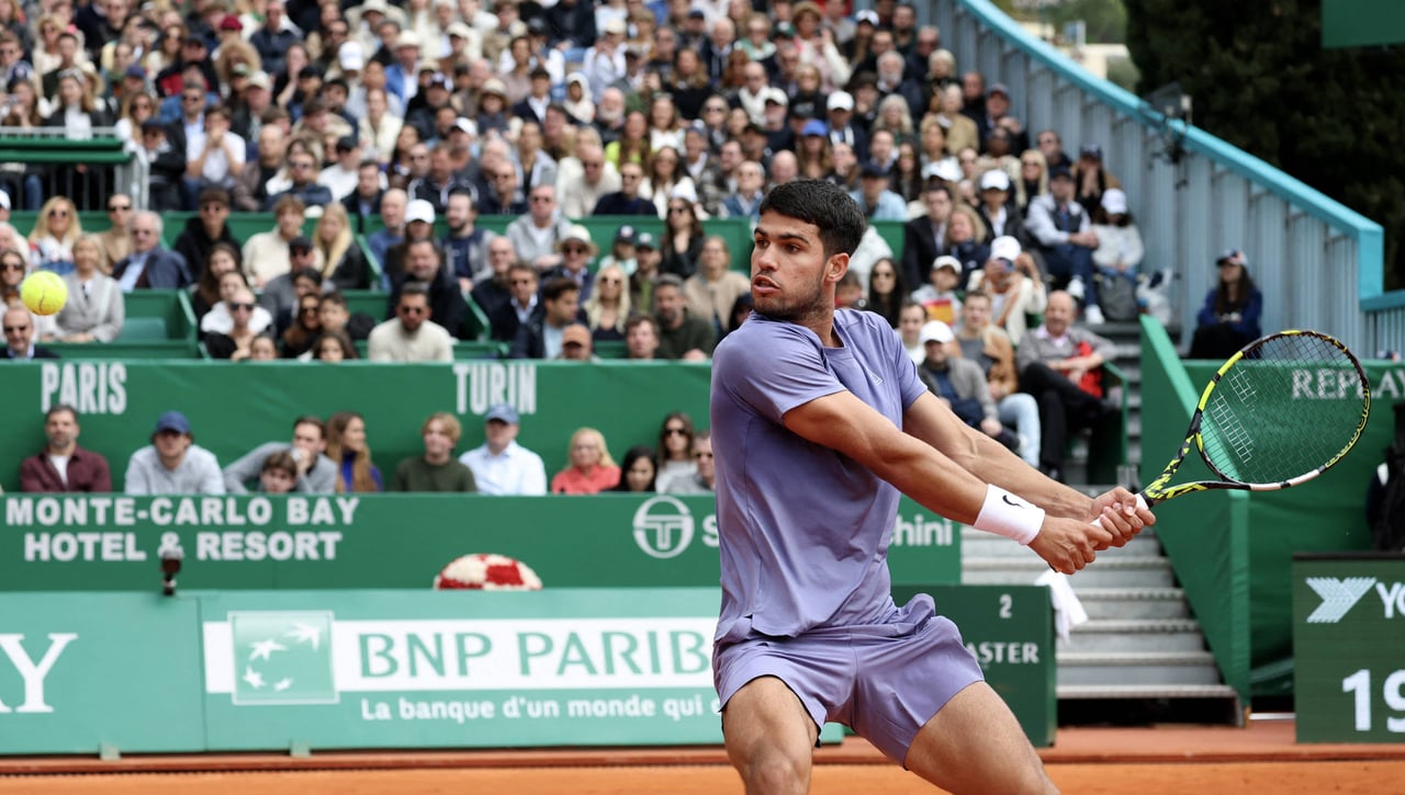 Alcaraz - Quinn: horario, canal y dónde ver hoy en TV el partido de Carlos Alcaraz en el Conde de Godó 2025
