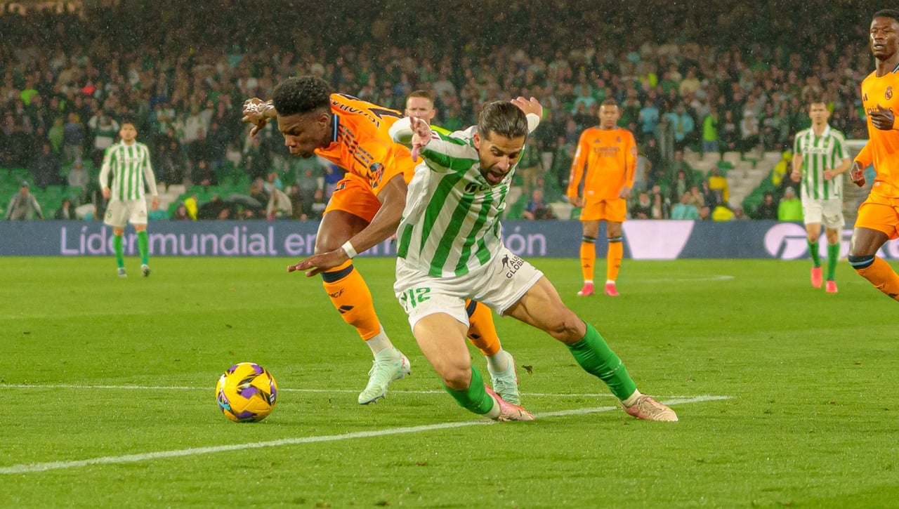 El penalti clamoroso no pitado a Ricardo Rodríguez en el Betis - Real Madrid