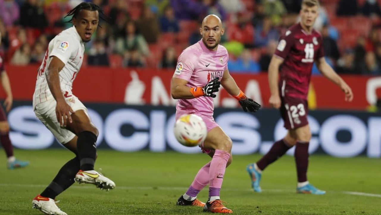 Mendilibar y los balonazos de Dmitrovic: "No me gusta dar 40 pases"