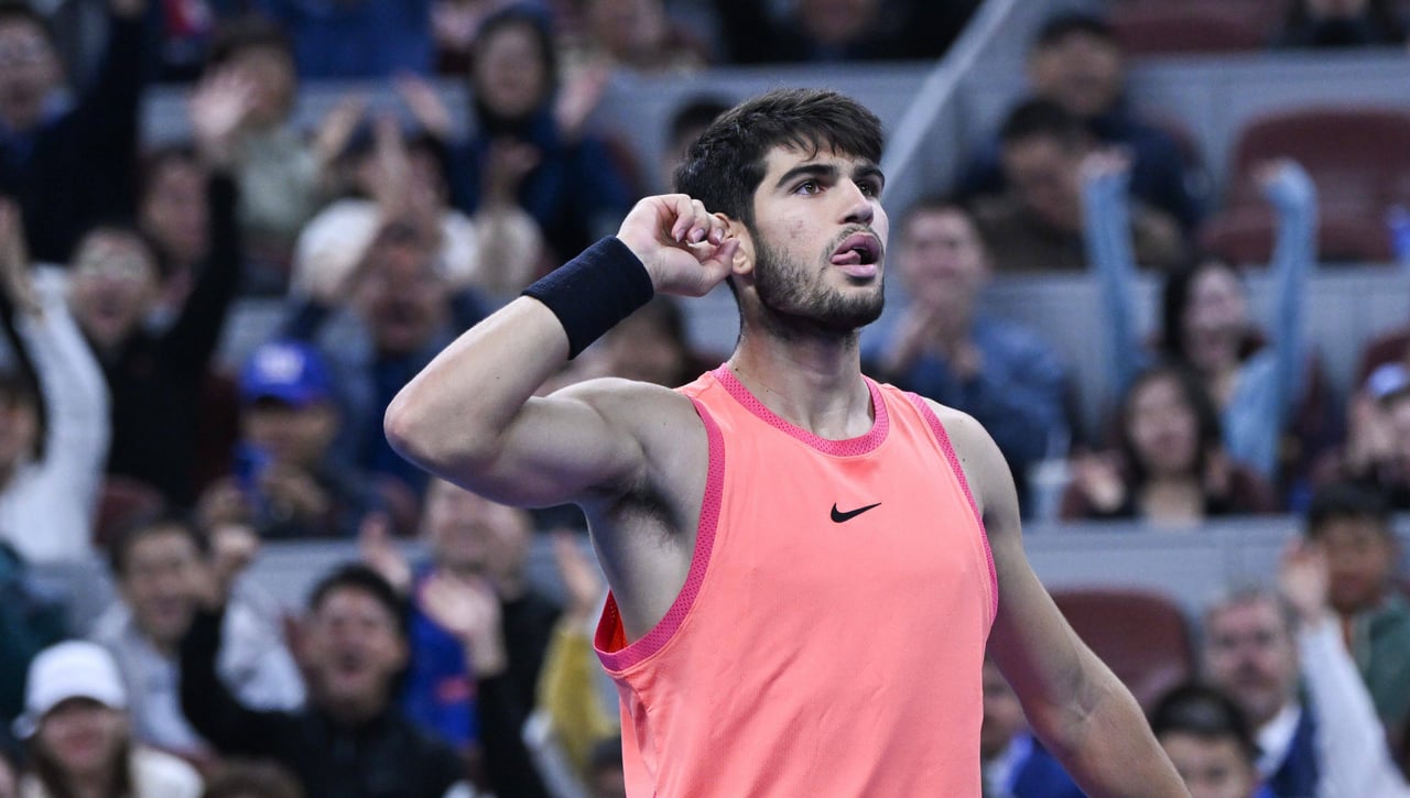 Carlos Alcaraz sabe sufrir y ya está en los octavos en Shanghai