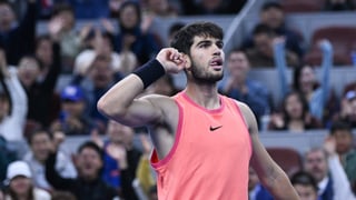 Carlos Alcaraz sabe sufrir y ya está en los octavos en Shanghai