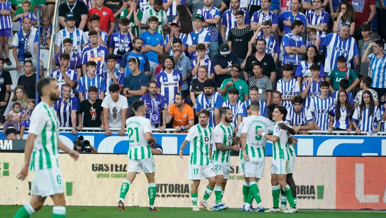 Vitoria vive una confrontación política por culpa de los incidentes del Alavés - Betis