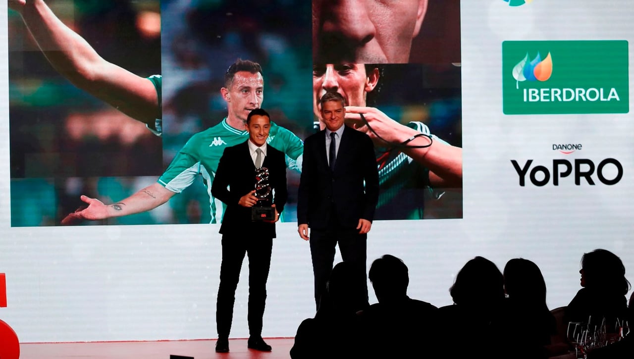 La nueva profesión de Guardado, que parece intuir ya la decisión del Betis sobre su futuro