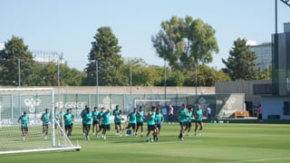 Deossa preocupa al Betis en una sesión con dos buenas noticias