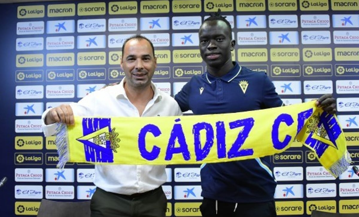 Awer Mabil es presentado como jugador del Cádiz