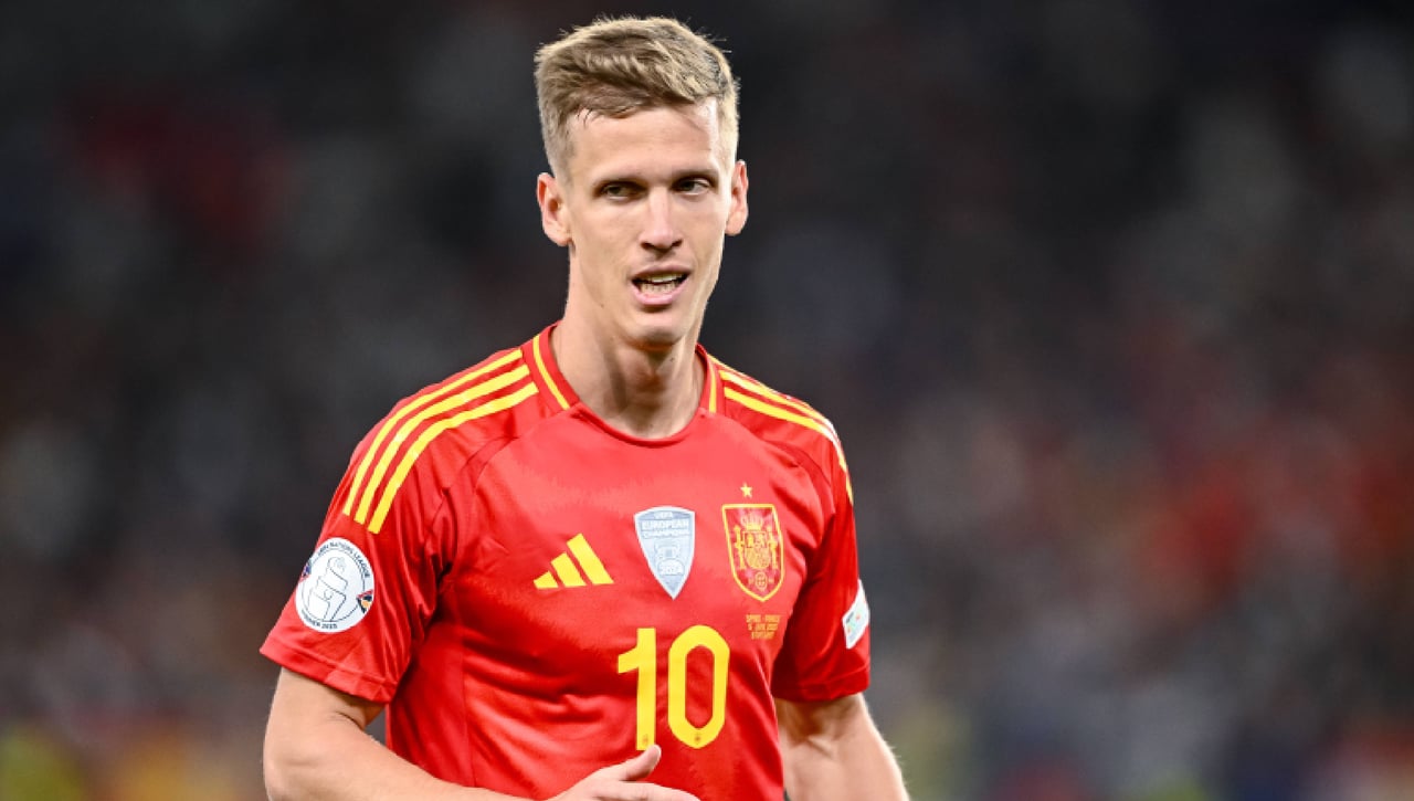 Dani Olmo regresa a Barcelona tras su lesión y deja en el aire su presencia en el ‘Clásico’