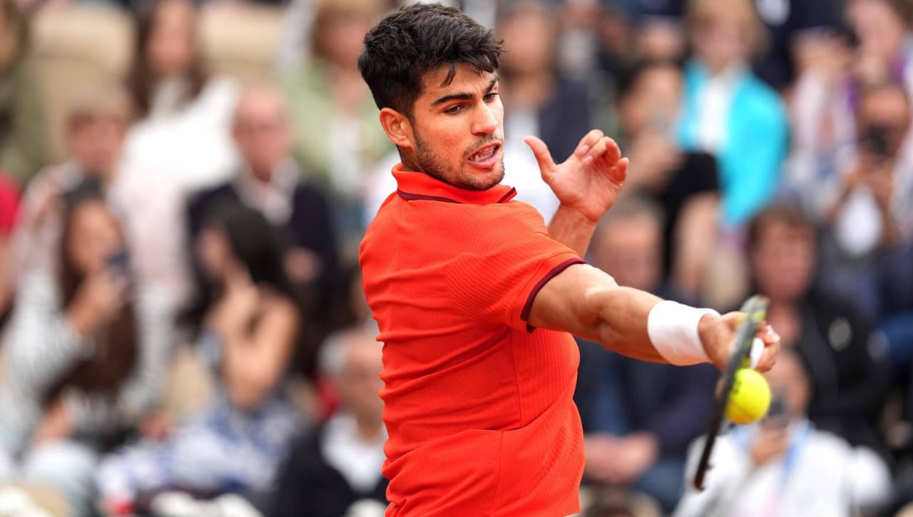 Carlos Alcaraz vuelve a pasear su corona en la primera ronda de París 2024
