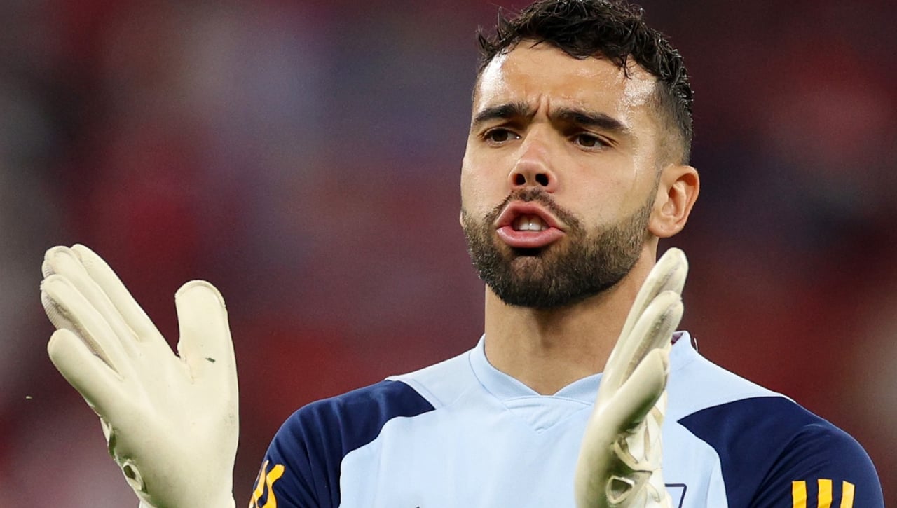 David Raya 'golea' a De Gea