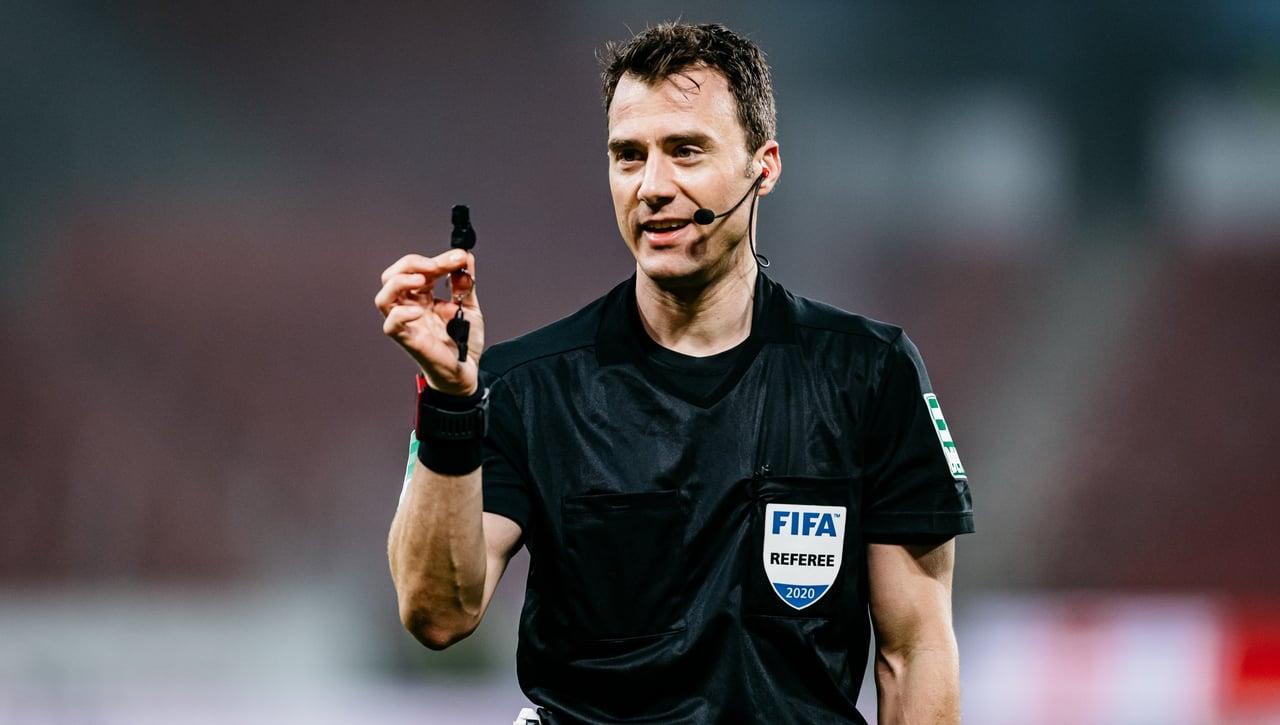 Manchester United-Sevilla: El oscuro pasado del árbitro que dirigirá la ida de cuartos de la UEL