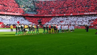 ¡El derbi tuvo que ser supendido temporalmente por lanzamiento de objetos!