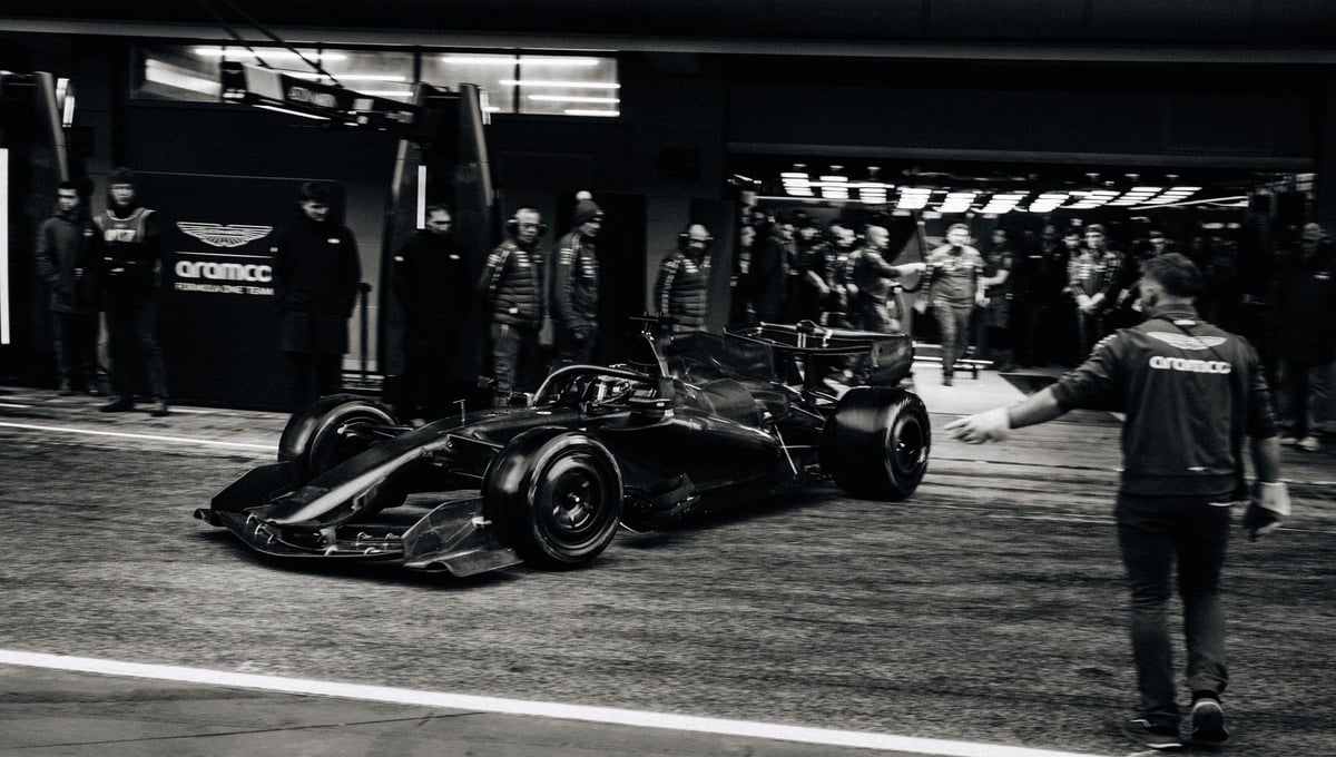 El nuevo Aston Martin ya es una realidad: llega, impone y se para en Barcelona