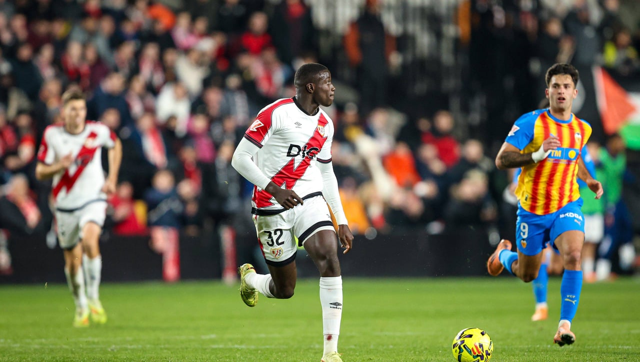 Nobel Mendy pide paso en el Rayo Vallecano en su estreno como goleador