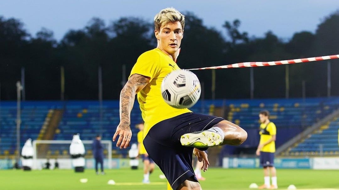 Un futbolista internacional se va de Rusia por miedo a la guerra y los clubes no le creen