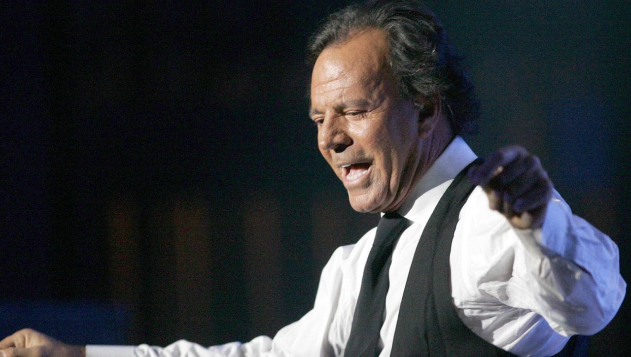 Julio Iglesias es retenido en un aeropuerto por el contenido de su equipaje