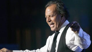 Julio Iglesias es retenido en un aeropuerto por el contenido de su equipaje