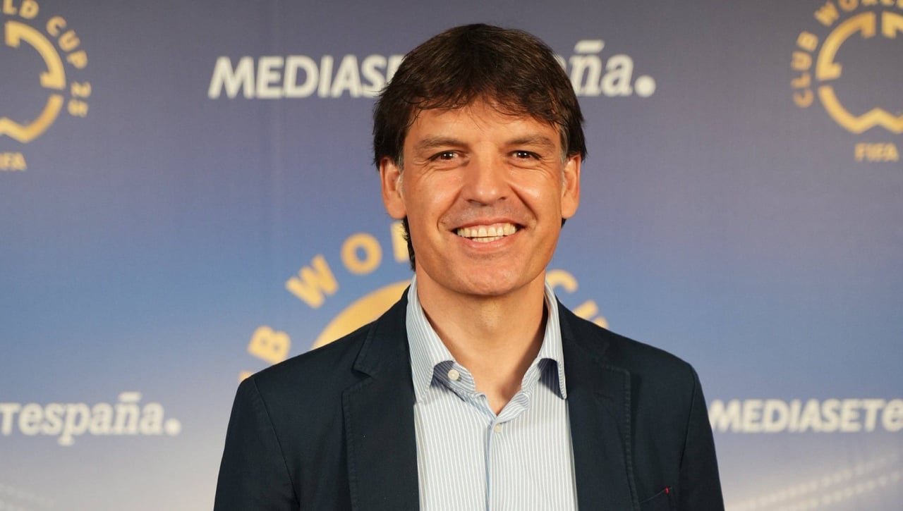 Fernando Morientes se fija en el banquillo del Valencia