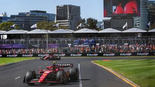 Carlos Sainz se disfraza de Verstappen en el día de Ferrari