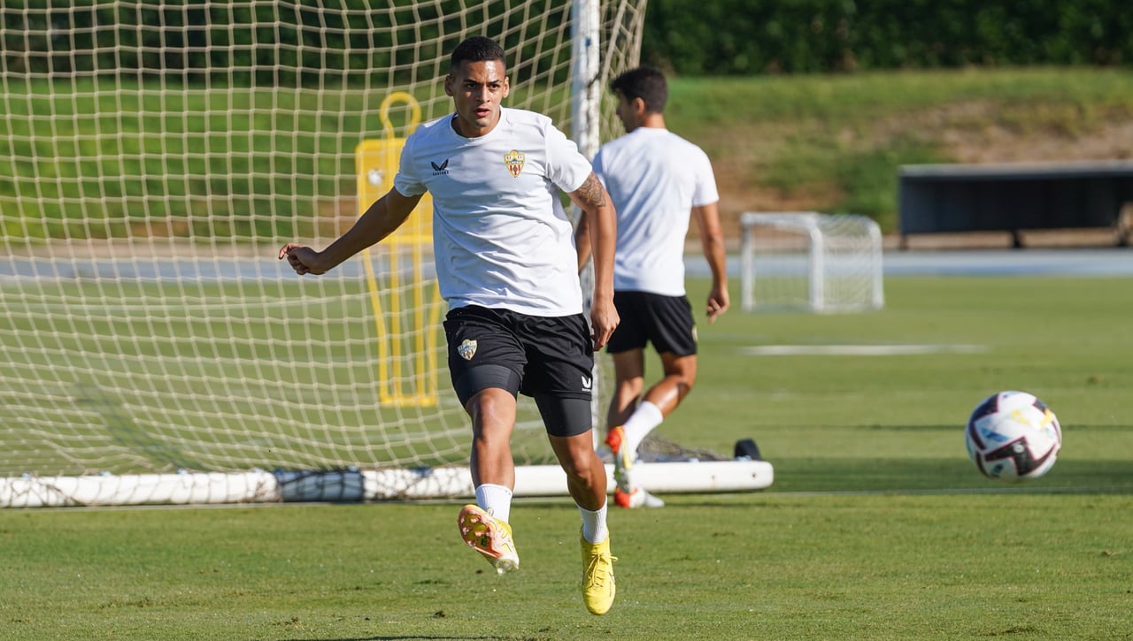 ¿Un nuevo central para el Almería?